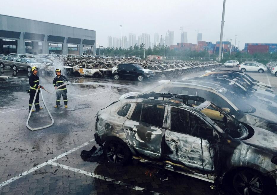 焼け焦げた車＝2015年8月13日（写真：ロイター/アフロ）