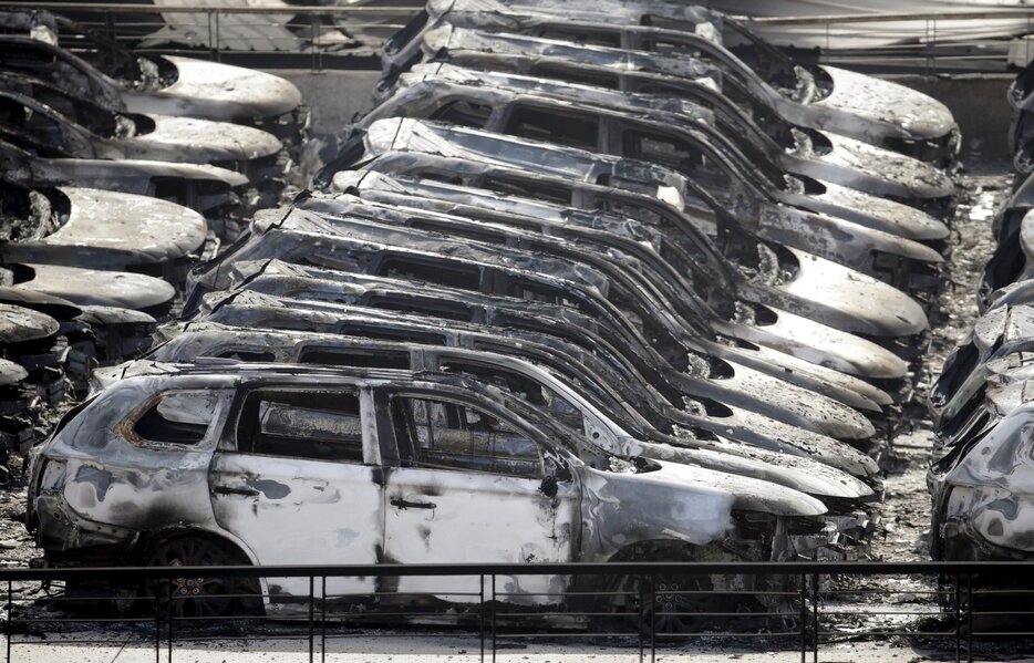 火災により現場付近にあった車両約1000台が焼けたという＝2015年8月13日（写真：ロイター/アフロ）