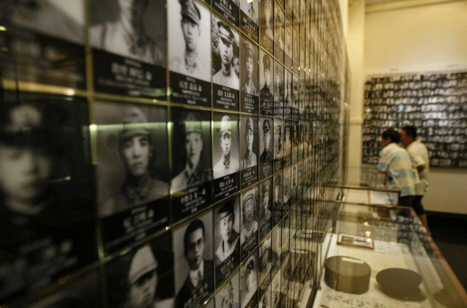 [写真]太平洋戦争で戦死したたくさんの兵士たちの肖像。写真は靖国神社の遊就館（ロイター/アフロ）