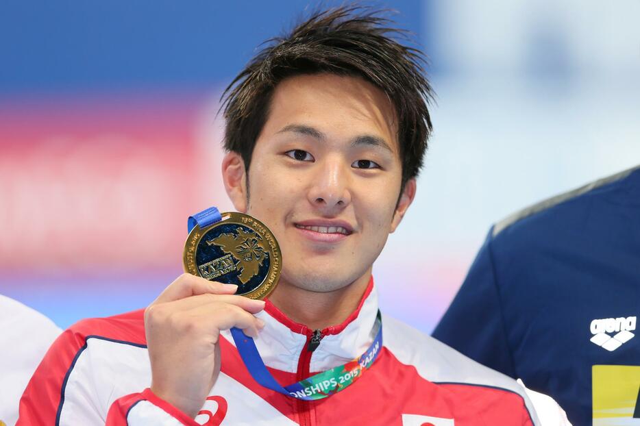 金メダルを手に笑顔を見せる＝2015年8月9日（写真：長田洋平/アフロスポーツ）