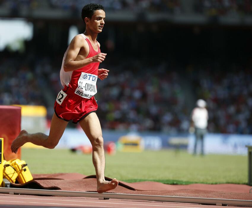 はだしで5000m予選を走りきったイエメンのアブドラ・アルカバニ選手＝2015年8月26日（写真：ロイター/アフロ）