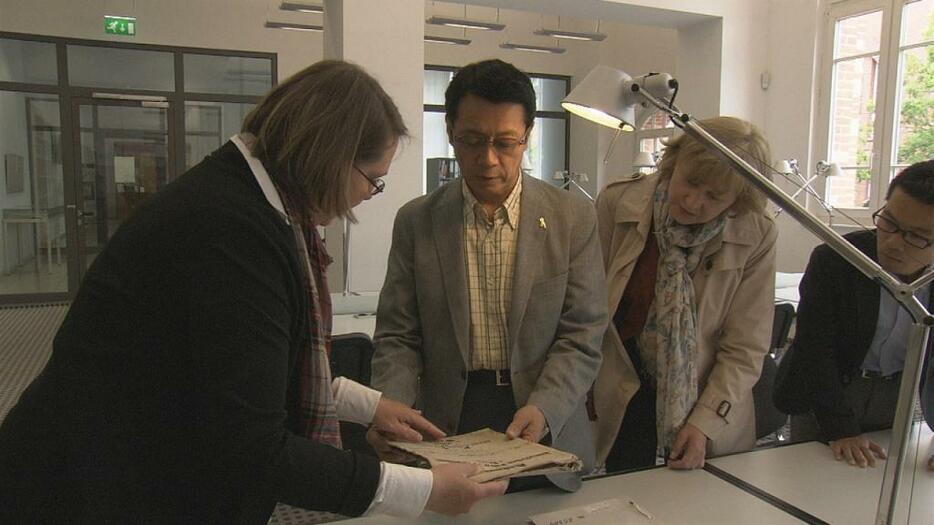 [写真]自らも視覚障害がある藤井克徳氏。ナチス・ドイツ時代に障害者らを支援したオットー・ヴァイトに関する資料を公文書館にて発見（提供：NHK）