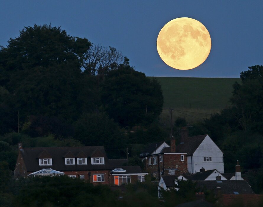イギリスに浮かぶ月。ひと月に2度目の満月は「ブルームーン」と呼ぶという＝2015年7月31日（写真：ロイター/アフロ）