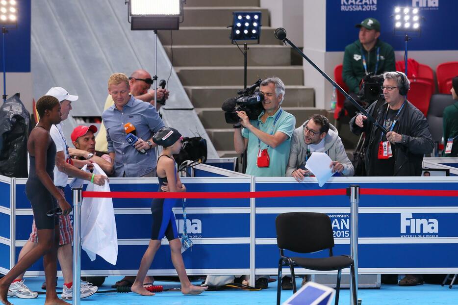 報道陣の前を歩くタレク選手＝2015年8月7日（写真：ロイター/アフロ）