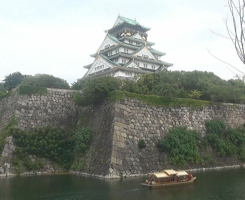 [写真]観光客でにぎわう大阪城。しかし70年前には大空襲を受けた