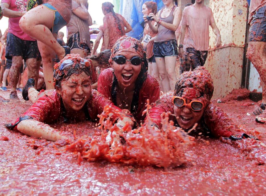 トマトで真っ赤に染まった参加者たち＝2015年8月26日（写真：ロイター/アフロ）