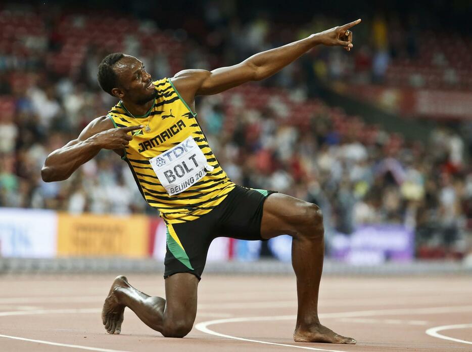 男子200m決勝で優勝し、決めポーズを披露するウサイン・ボルト＝2015年8月27日（写真：ロイター/アフロ）