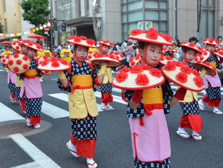 優雅な花笠踊りを披露する子供たち