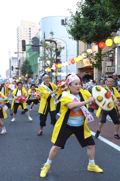 花笠を激しく回しながら踊る、女優の渡辺えりさん