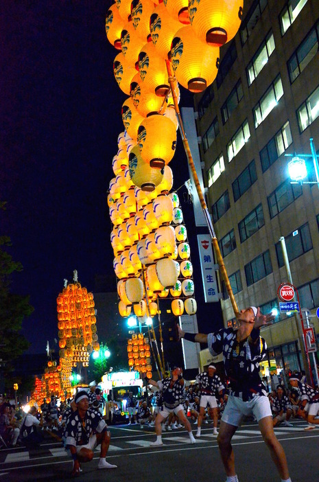 竿燈が一斉に持ち上がると、秋田市の大通りが提灯の輝きに包まれた