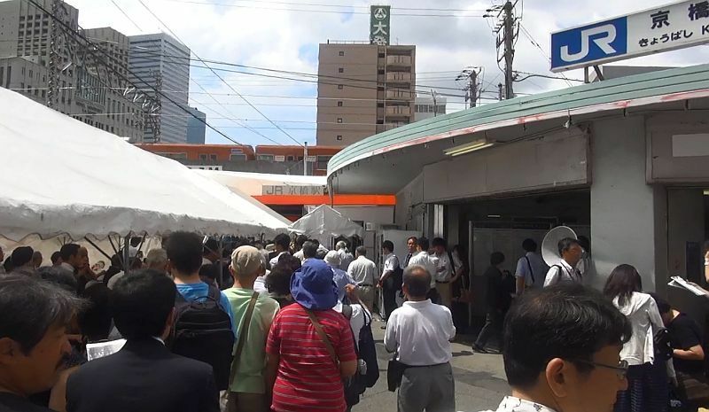 [写真]慰霊祭には多くの人が訪れ手を合わせた＝14日午前11時半ごろ、JR京橋駅南口で