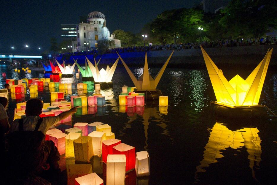 元安川を流れる色とりどりの灯ろう＝2015年8月6日（写真：ロイター/アフロ）