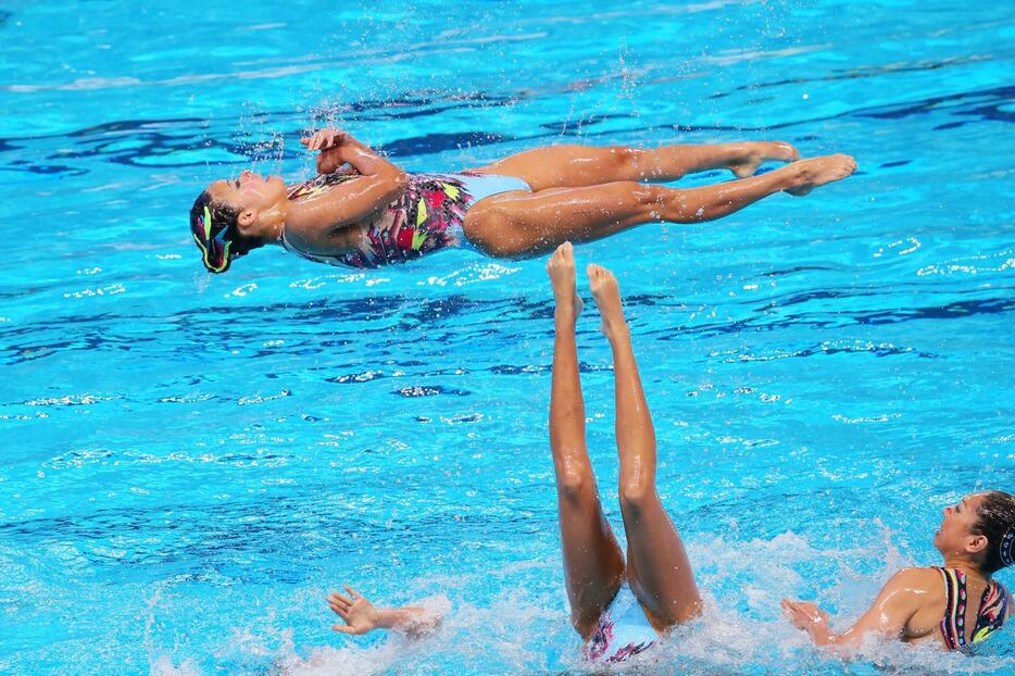 アクロバティックな技を決める選手たち＝2015年7月31日（写真：長田洋平/アフロスポーツ）