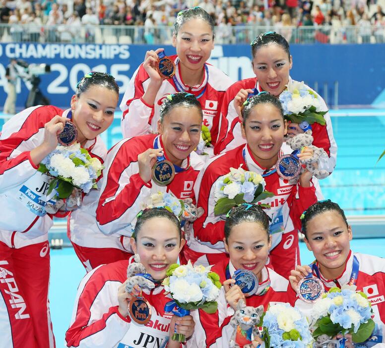 銅メダルを手に笑顔の選手たち＝2015年7月31日（写真：長田洋平/アフロスポーツ）