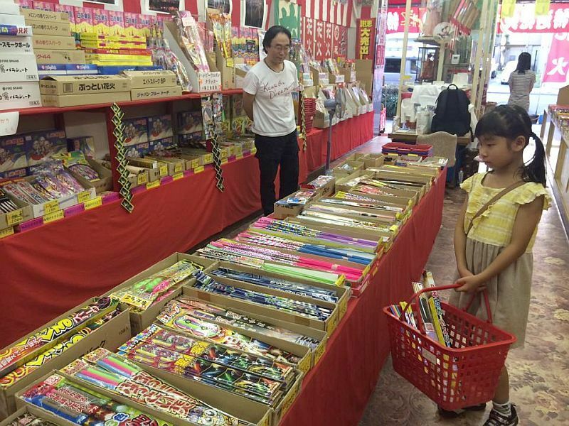 [写真]店は花火一色。松屋町では9月末ごろまでこうした光景が続く＝大阪市中央区で