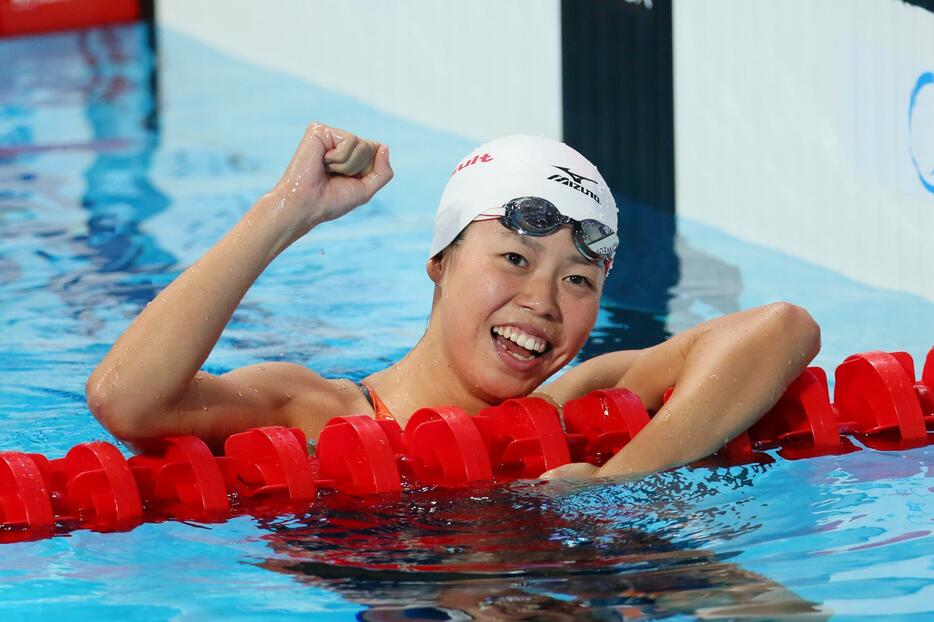 順位を確認しガッツポーズを見せる＝2015年8月6日（写真：長田洋平/アフロスポーツ）