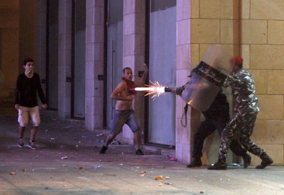 応戦する治安部隊＝2015年8月23日（写真：ロイター/アフロ）