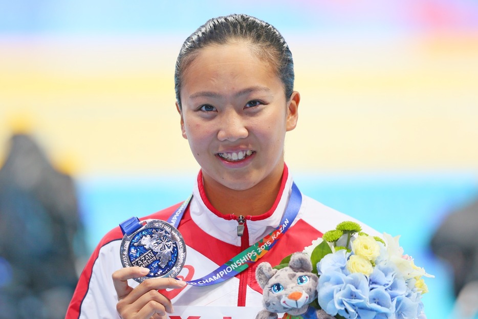 表彰式でメダルを手に「香生子スマイル」=2015年8月3日（写真：長田洋平/アフロスポーツ）