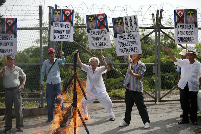 [写真]韓国軍兵士が地雷で重傷を負い、北朝鮮側が埋設と非難。抗議する韓国民（ロイター/アフロ）
