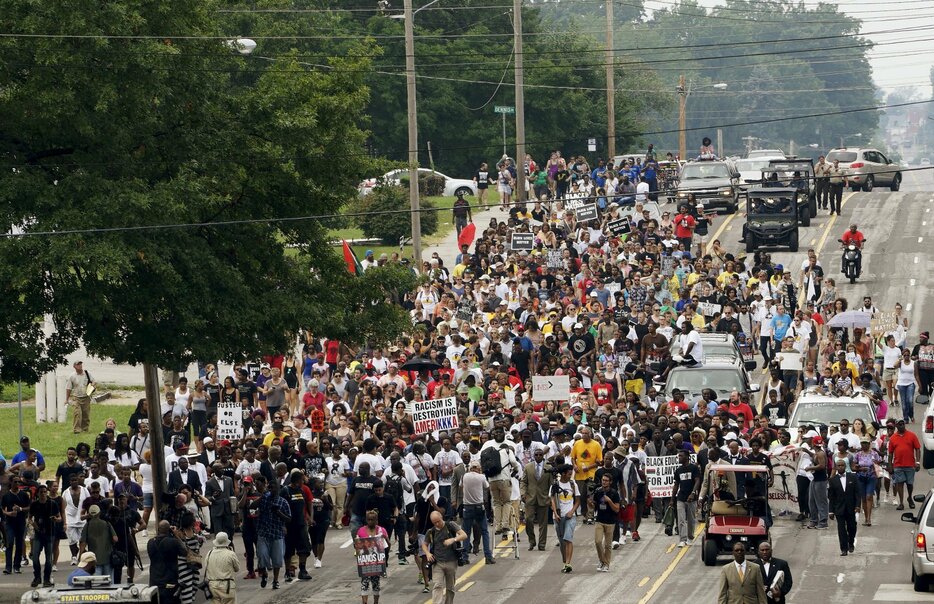 米ミズーリ州ファーガソンの通りを数百人が行進＝2015年8月9日（写真：ロイター/アフロ）