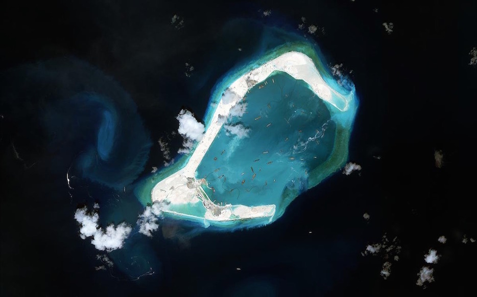 中国が埋め立てた南沙諸島のスビ礁（提供：DigitalGlobe/CSIS Asia Maritime Transparency Initiative/アフロ）