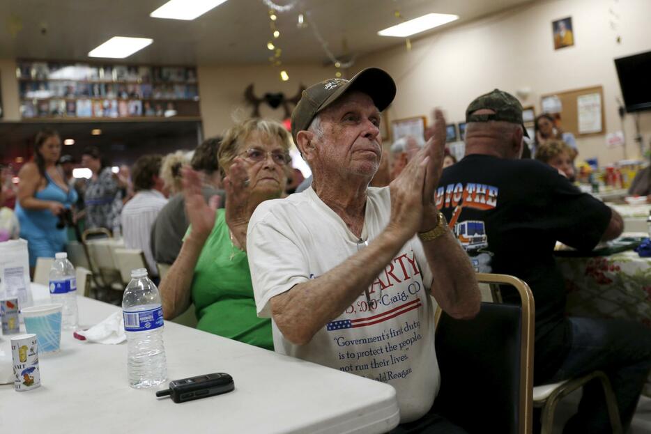 火災の封じ込めのニュースを聞き称賛する避難住民＝2015年8月5日（写真：ロイター/アフロ）