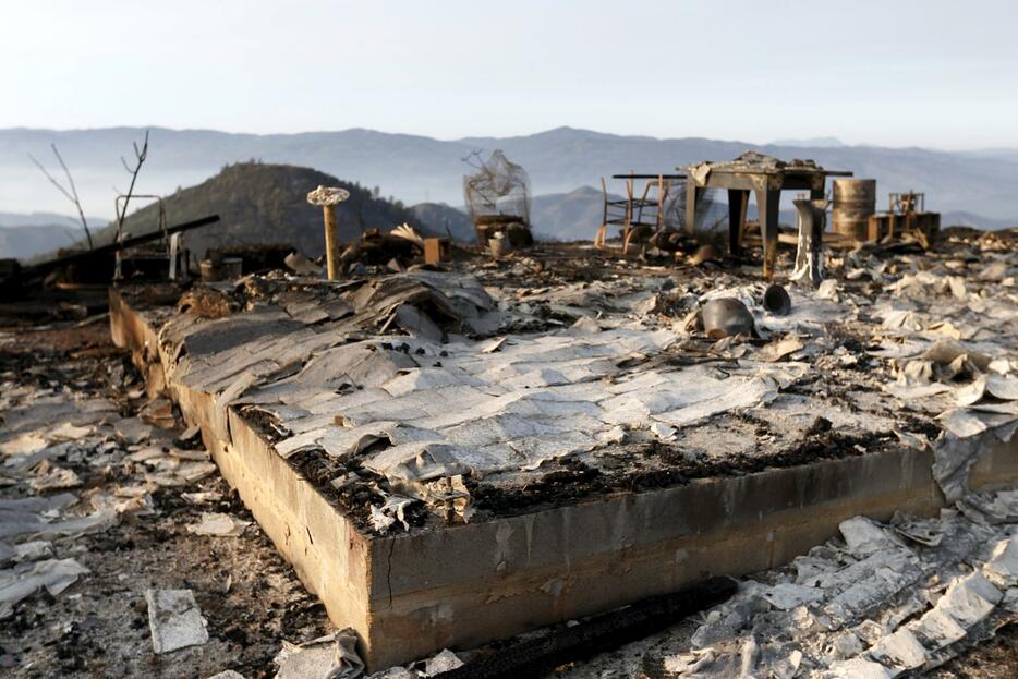 山火事に巻き込まれ全焼した家＝2015年8月5日（写真：ロイター/アフロ）