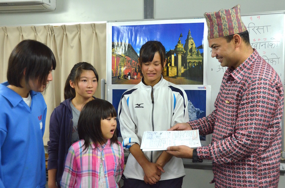 子供たちからタパさんに手渡された「ファイト新聞」