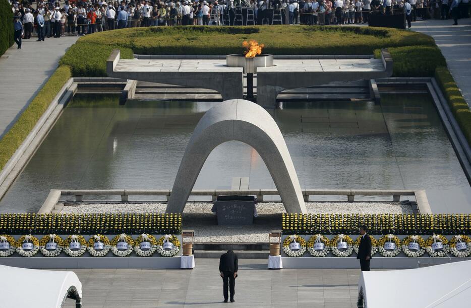 原爆死没者慰霊碑に礼をする安倍首相＝2015年8月6日（写真：ロイター/アフロ）