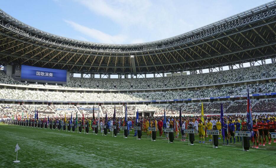 第102回全国高校サッカー選手権の開会式で整列する選手たち＝国立競技場