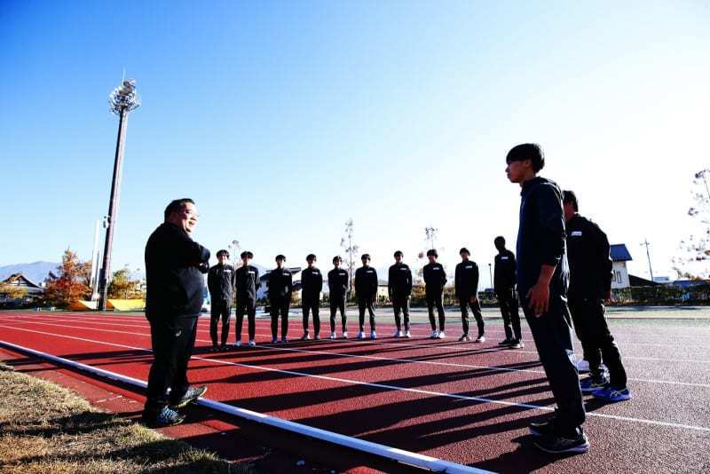 選手とのコミュニケーションを大事にする高嶋監督= 富士山の銘水フレシャス提供