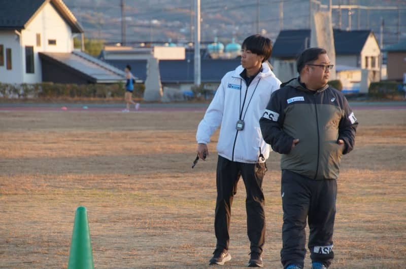 練習中の選手を見守る高嶋監督=11月30日、山梨県甲府市