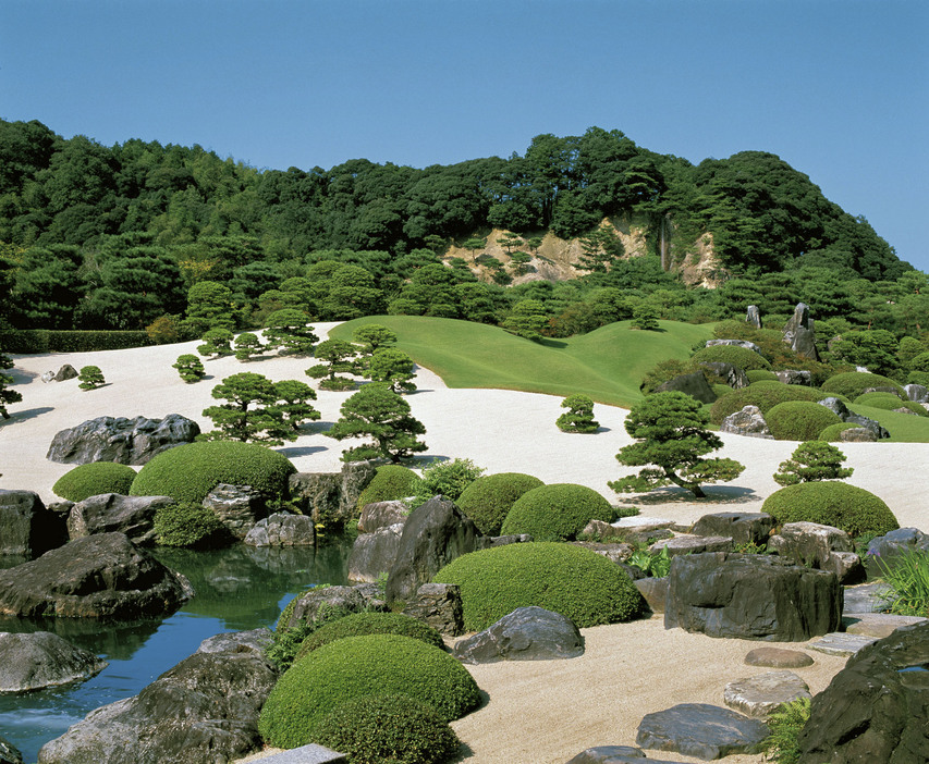 横山大観の作品「白沙青松」をモチーフにした「白砂青松庭」＝島根県安来市（足立美術館提供）