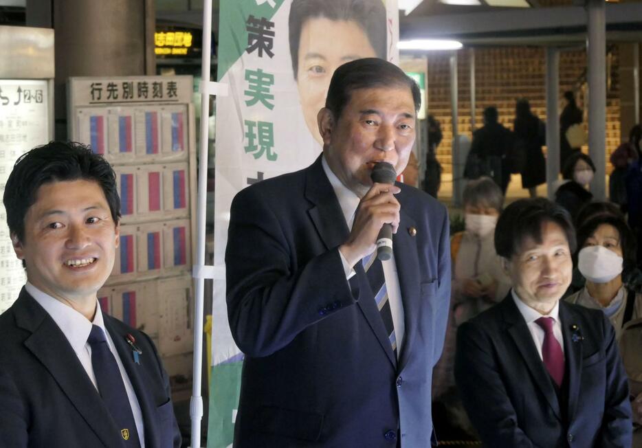 街頭演説する自民党の石破茂元幹事長（中央）＝20日午後、横浜市