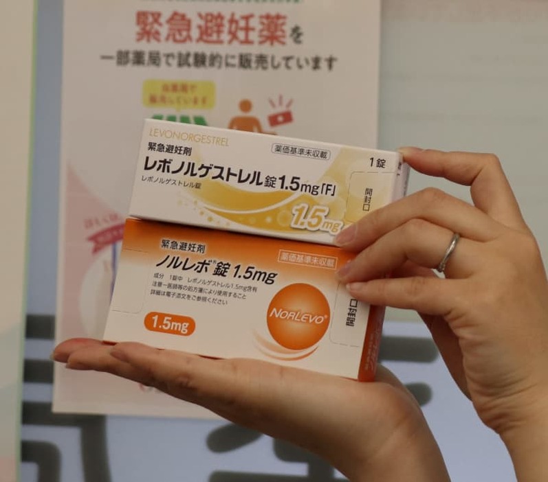 薬局での試験販売が始まった緊急避妊薬＝１１月２８日午前、東京都荒川区