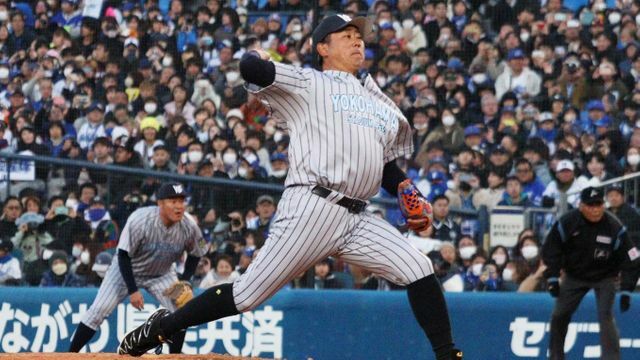 横浜スタジアム４５周年記念試合で力投する松坂大輔さん（写真：時事）