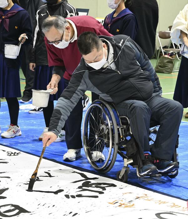 「第1回みんなで書きま書」に車いすで参加した小林泰朗さん＝17日、鳥取県米子市