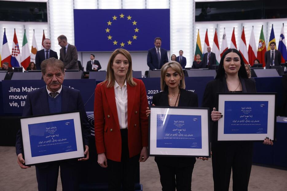 欧州連合（EU）欧州議会本会議で開かれた「サハロフ賞」の授賞式に参加したマフサ・アミニさんの遺族の弁護士ら＝12日、フランス・ストラスブール（AP＝共同）