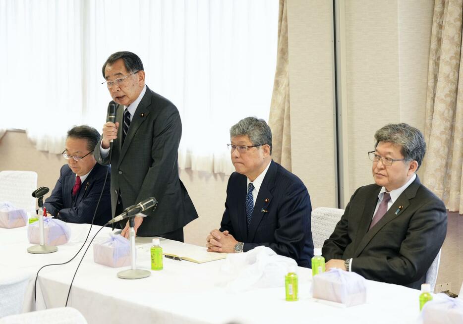 自民党安倍派の会合であいさつする塩谷立氏（左から2人目）＝7日午後、東京・永田町の党本部