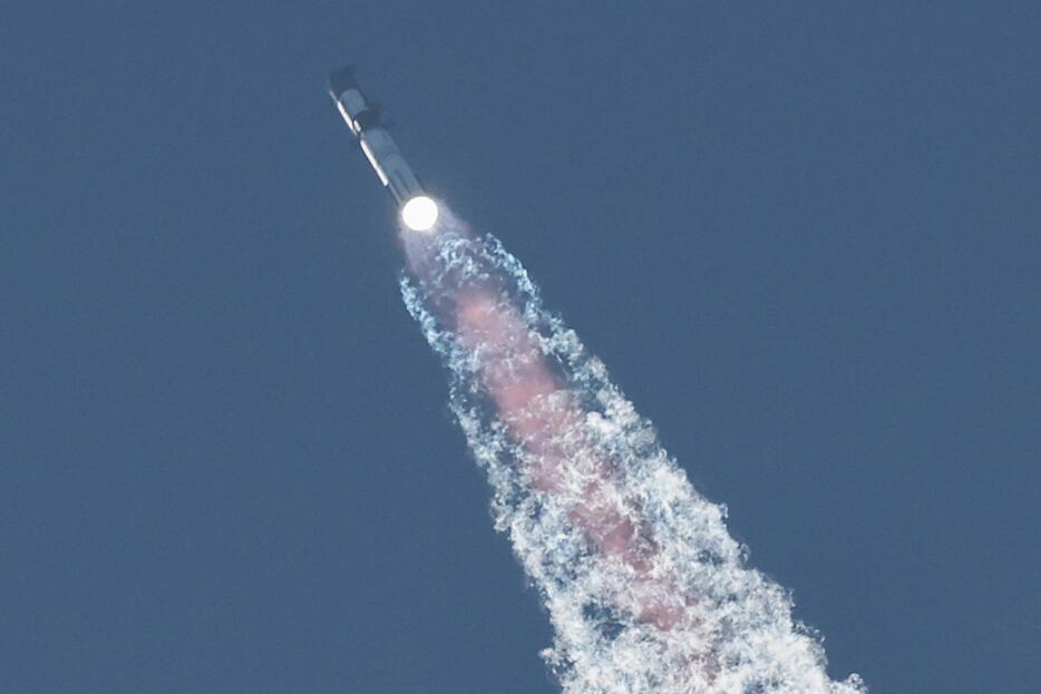 11月、米テキサス州のスペースX施設から打ち上げられた開発中の宇宙船スターシップ（ロイター＝共同）