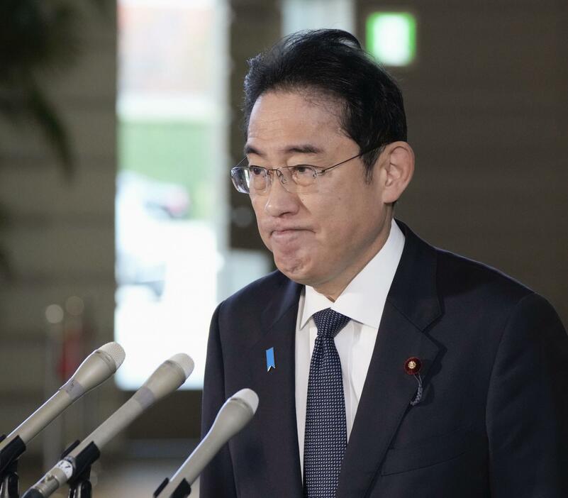 記者団の取材に応じる岸田首相＝11日午前、首相官邸