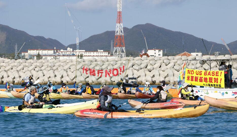 土砂投入から5年となる沖縄県名護市辺野古の沖合で、沿岸部の埋め立てに抗議する反対派のカヌー＝14日午前