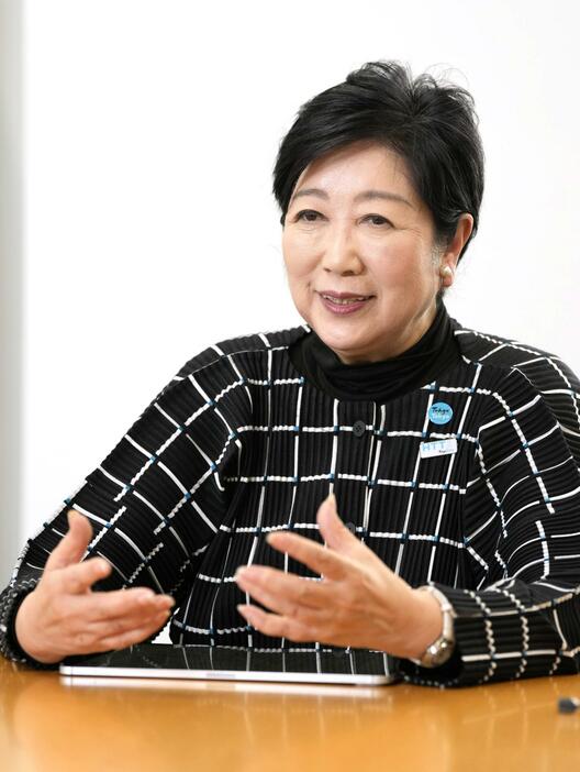 インタビューに応じる東京都の小池百合子知事