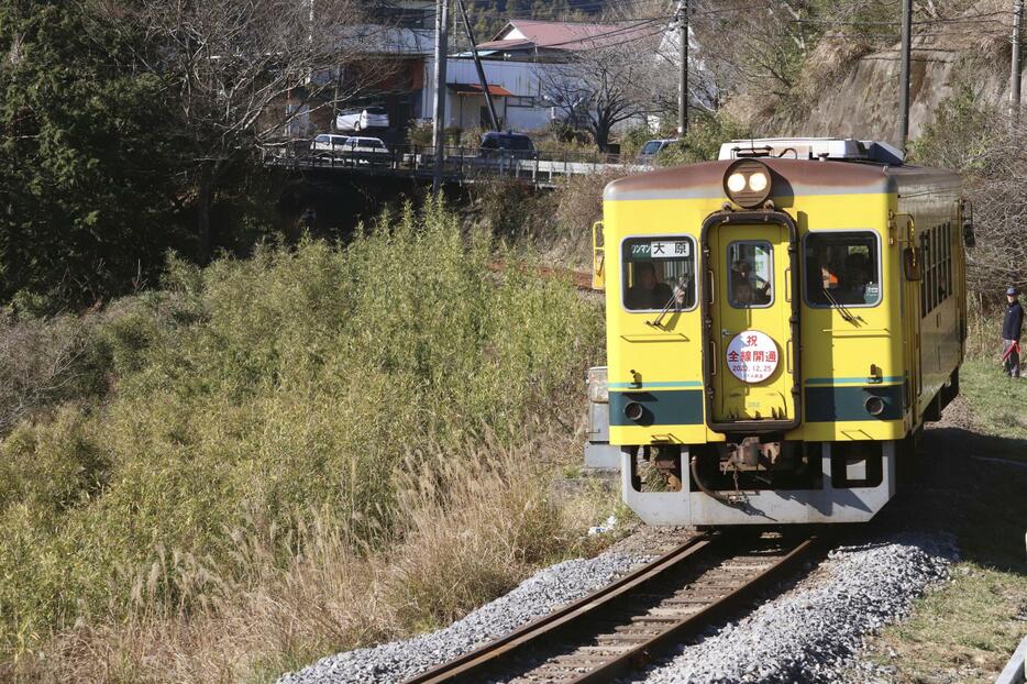 3カ月半ぶりに復旧した線路を走行するいすみ鉄道の車両＝25日午前、千葉県大多喜町