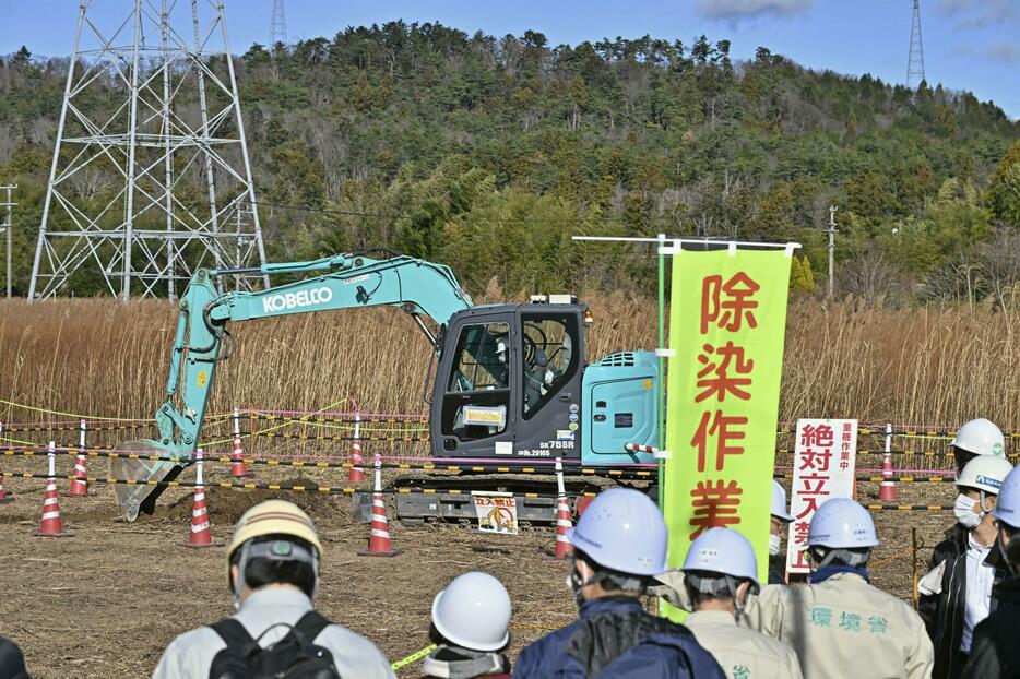 報道陣に公開された、福島県大熊町の特定帰還居住区域で始まった除染作業＝20日午前