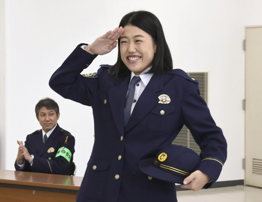 新潟県警新潟署の一日署長を務め、敬礼するお笑いタレントの横沢夏子さん＝15日午前、同署