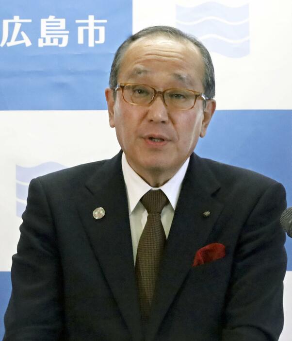 広島市役所で記者会見する松井一実市長＝19日午後