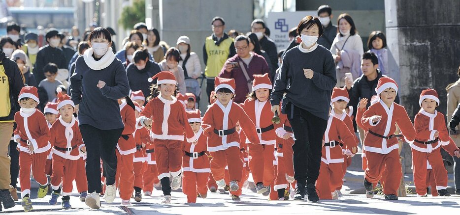 サンタクロースの衣装を着て松本中心街を走る子供たち