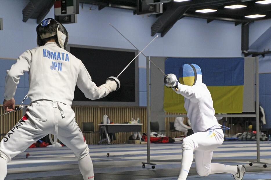 男子日本代表の古俣聖（左）と対戦するウクライナ選手＝23日、東京都内