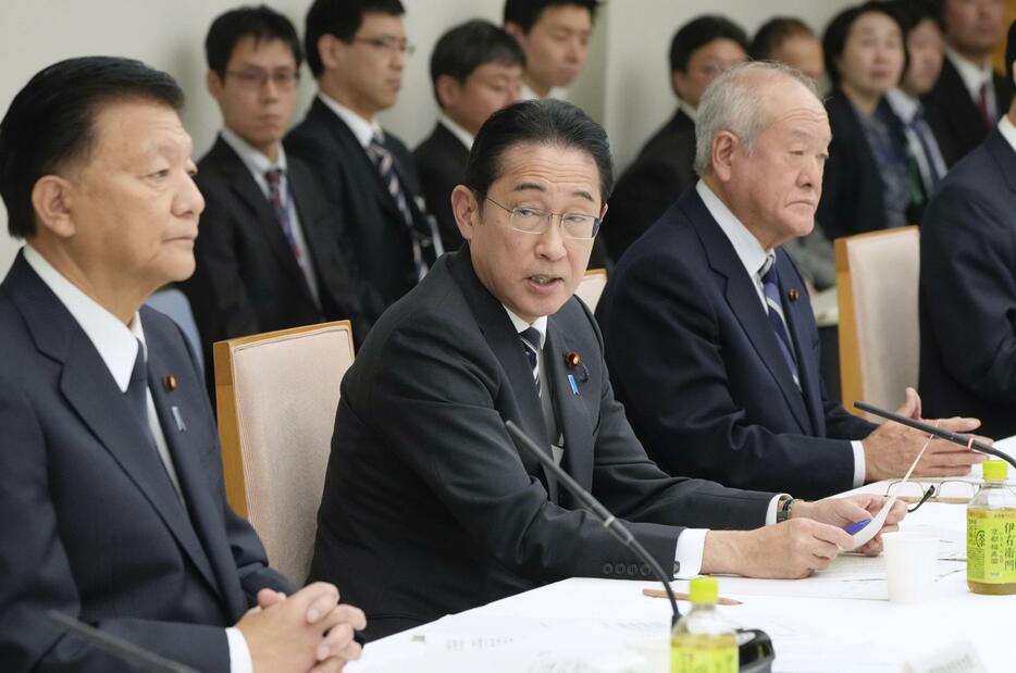 経済財政諮問会議に出席した岸田首相（中央）ら＝5日午後、首相官邸